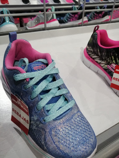 Stores to buy women's sneakers Leon