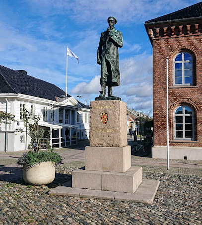 Haakon VII statue