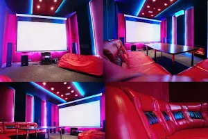 Кинокафе Lounge 3D Cinema | Кафе Козья Слобода | Кинотеатр, караоке image