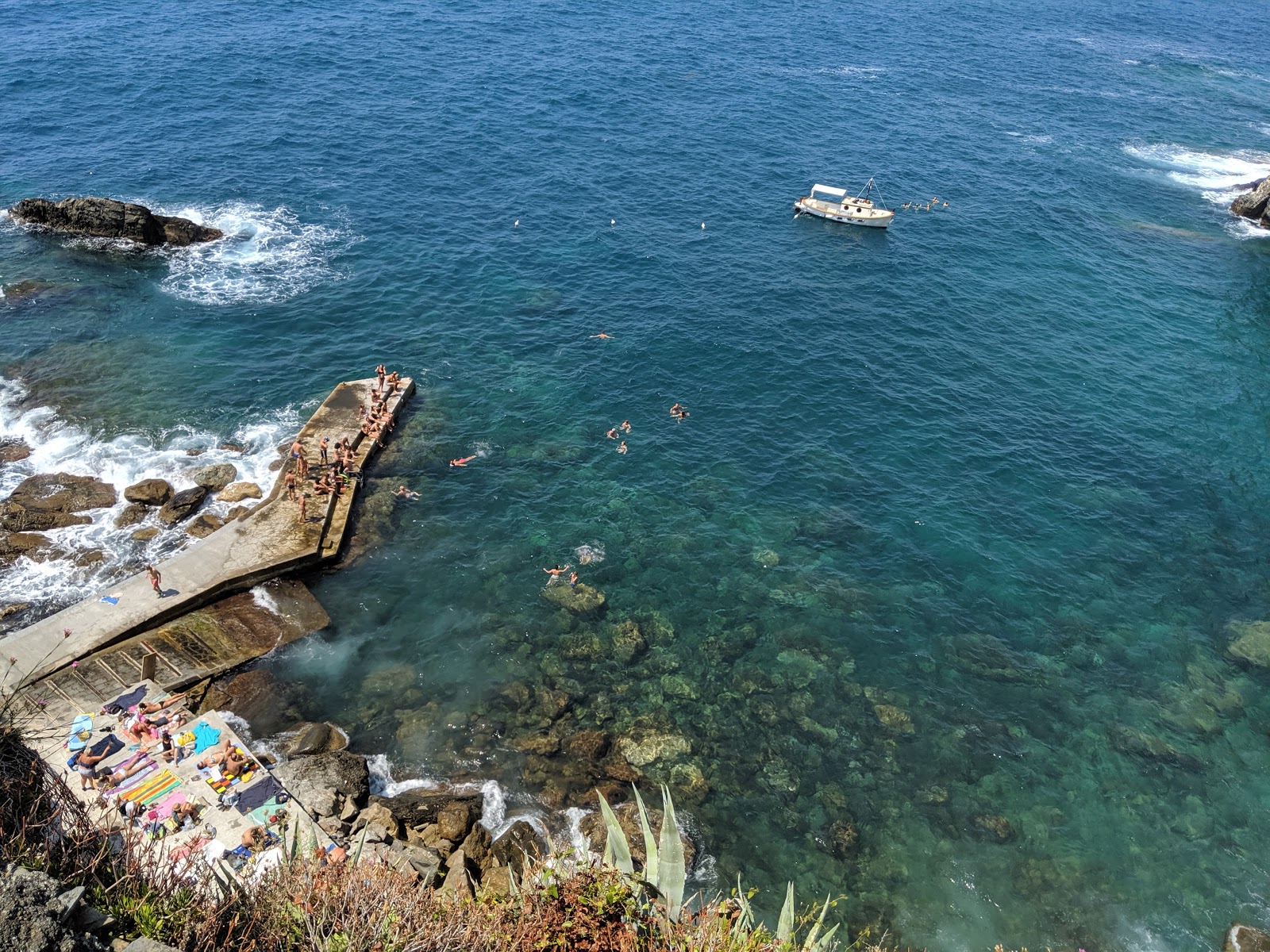 Foto av Marina di Corniglia med stenar yta