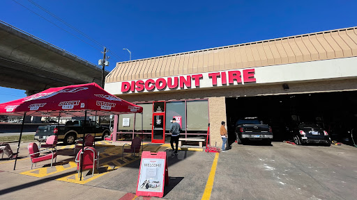 Tire Shop «Discount Tire Store», reviews and photos, 8219 Research Blvd, Austin, TX 78758, USA