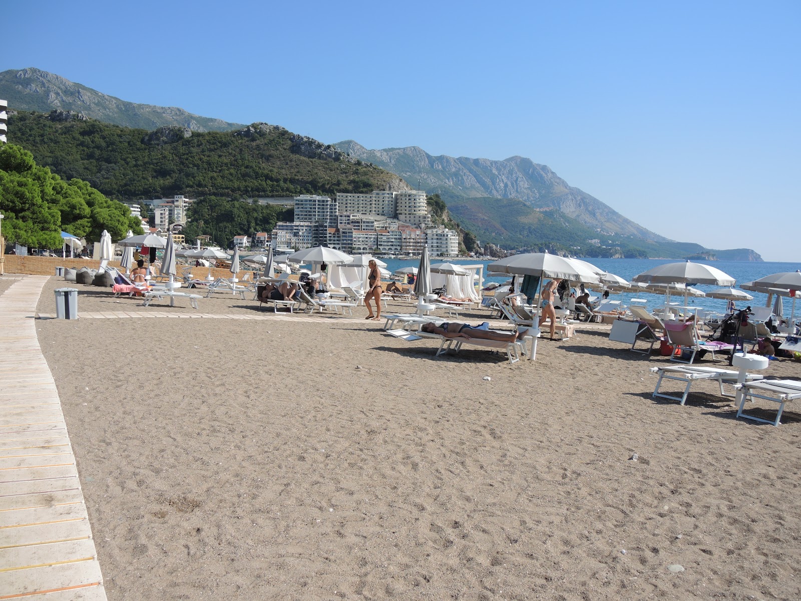 Foto de Becici beach área de resort de praia