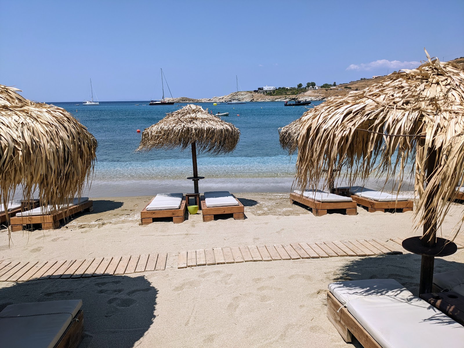 Φωτογραφία του Παραλία Μπούρι και η εγκατάσταση