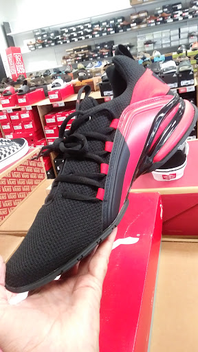 Shoe Store «Off Broadway Shoe Warehouse», reviews and photos, 8600 Ward Pkwy, Kansas City, MO 64114, USA