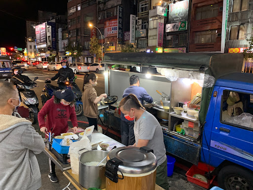 宵夜餐車炒飯燴飯炒麵 的照片