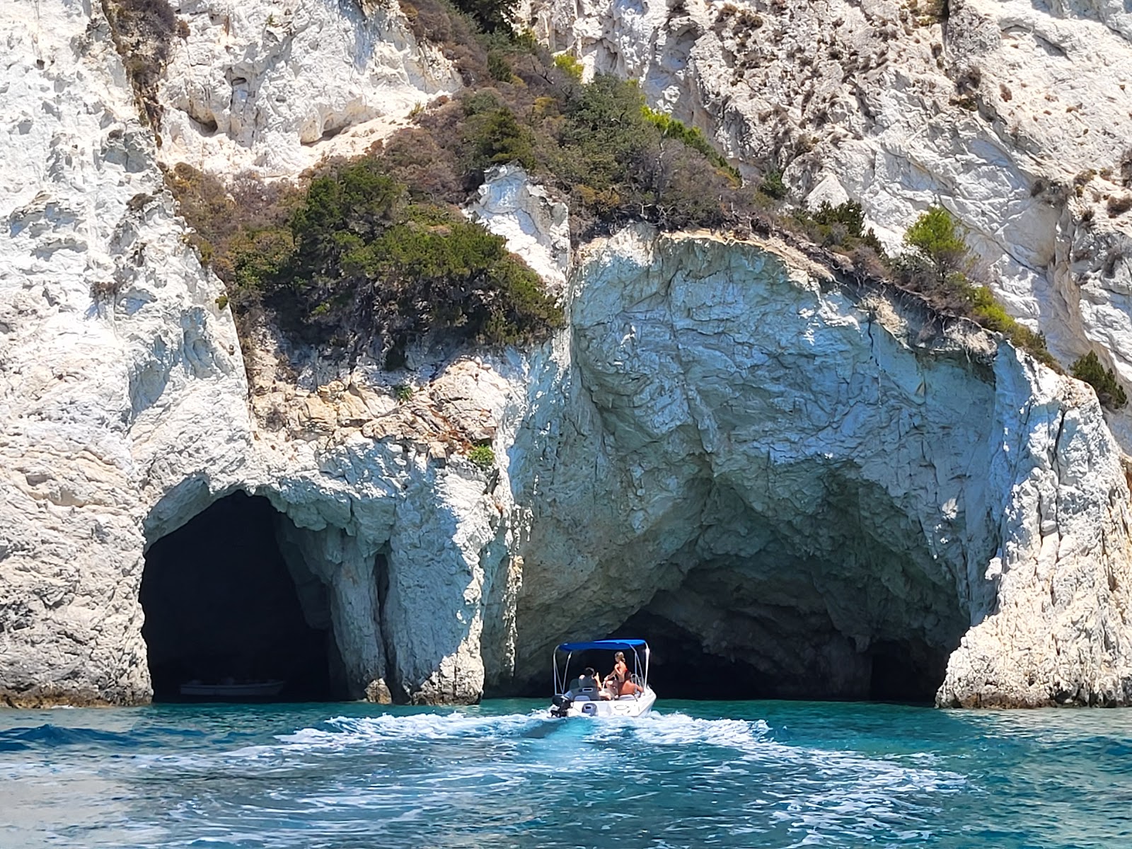 Photo de Marathonisi Caves situé dans une zone naturelle