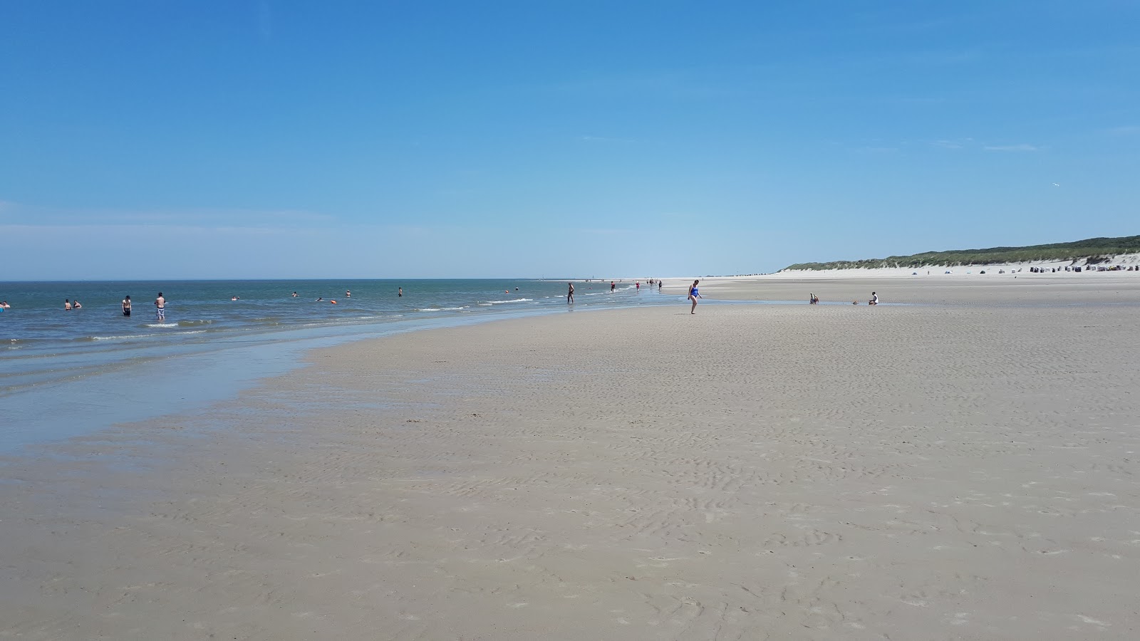 Photo de Strand Spiekeroog avec rivage droit, long