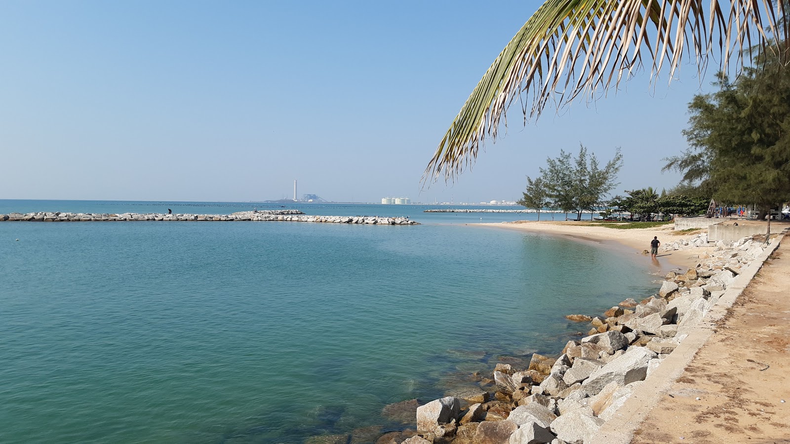 Fotografie cu Suchada Beach II cu o suprafață de nisip beige