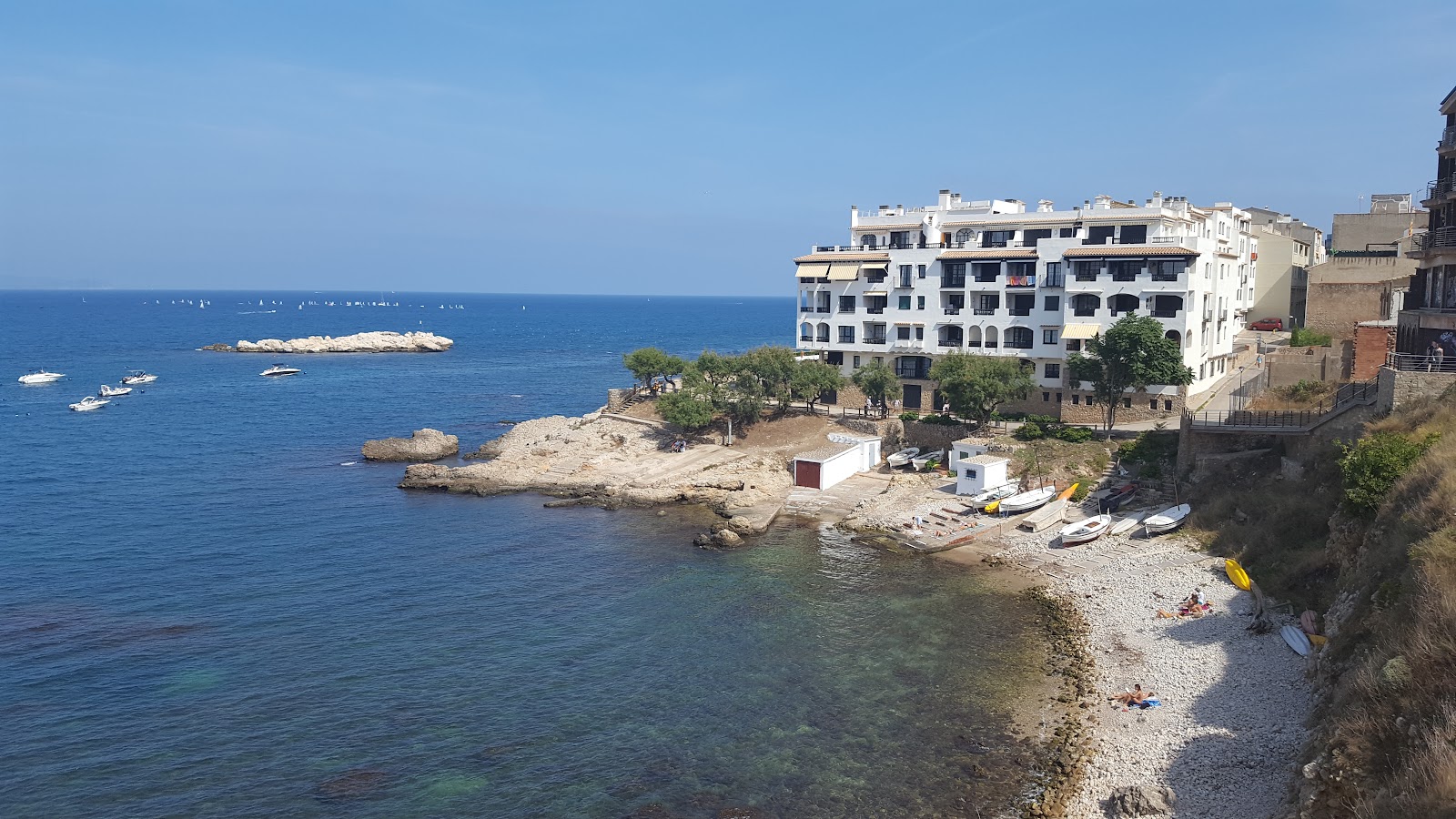 Foto di Platja Cala de la Creu con una superficie del terreno roccioso