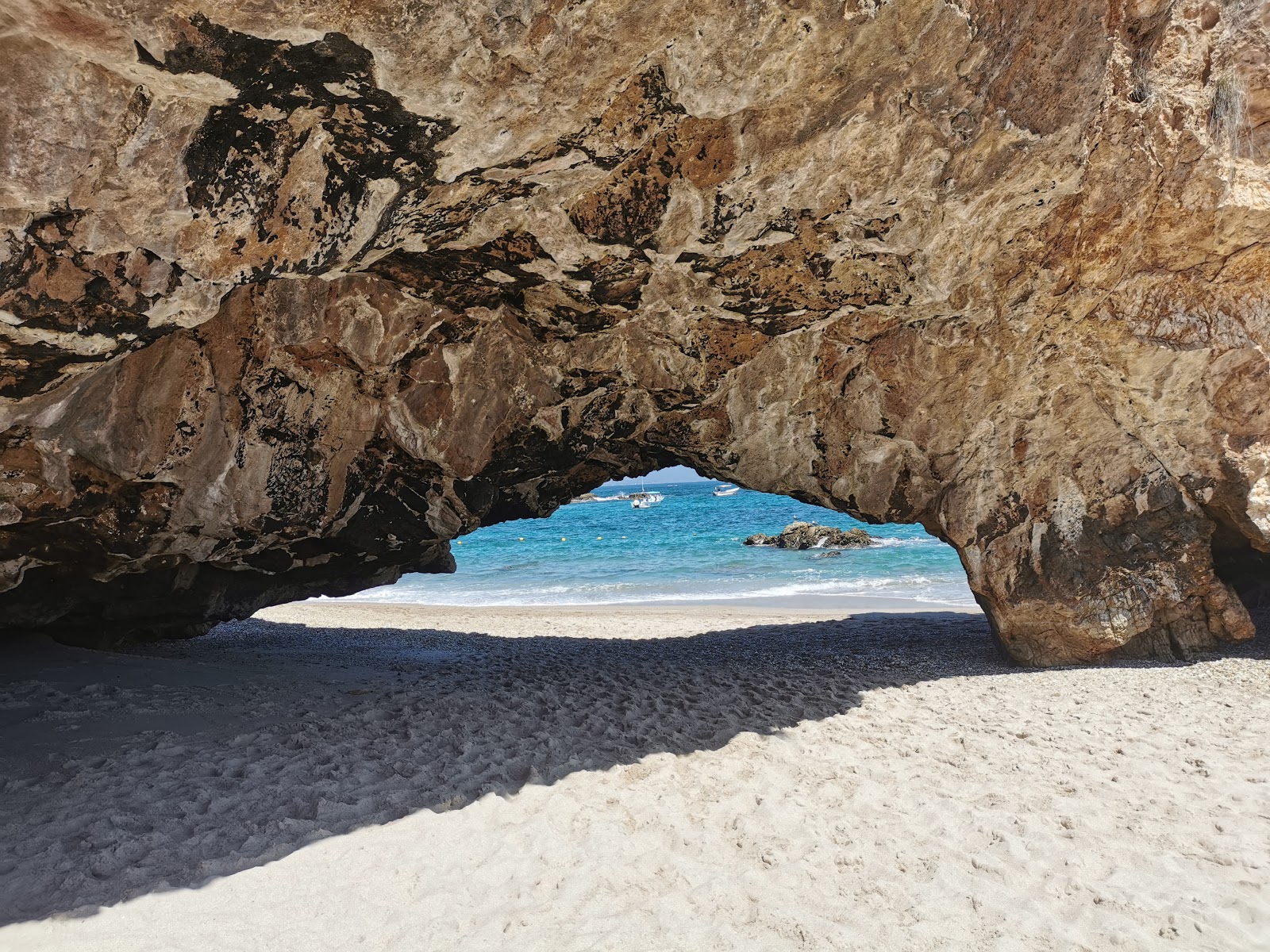 Photo de Playa la nopalera beach avec sable fin et lumineux de surface