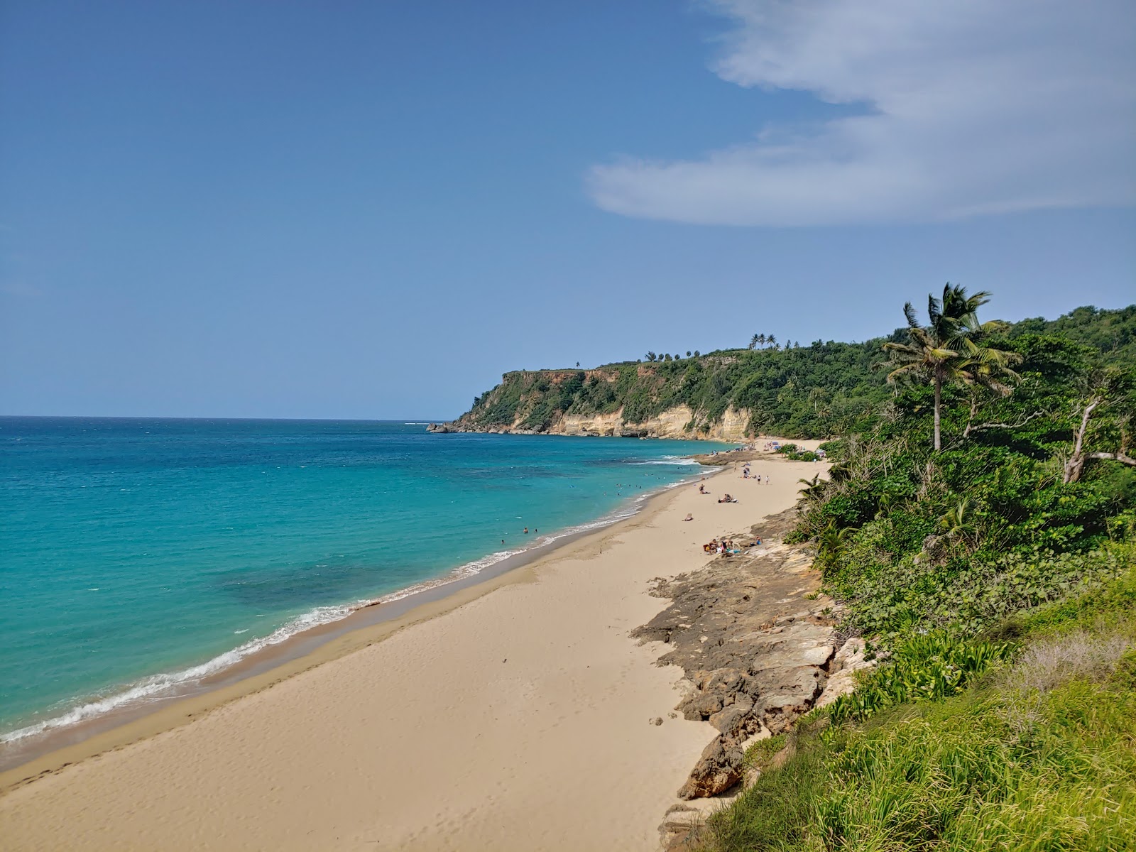 Foto de Punta Borinquen beach com areia brilhante superfície