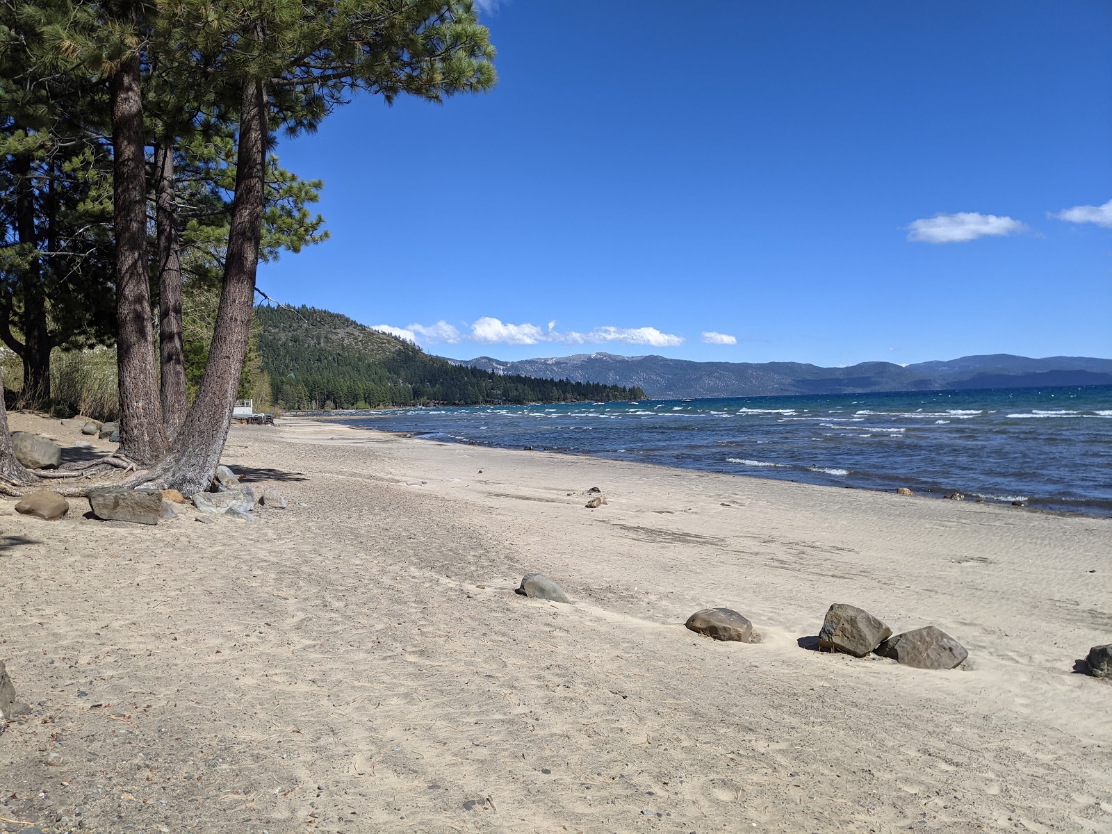 Fotografie cu North Tahoe Beach - locul popular printre cunoscătorii de relaxare