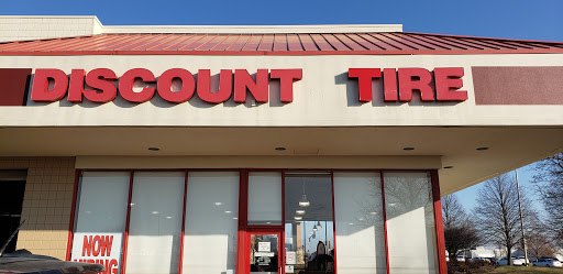 Tire Shop «Discount Tire Store - Naperville, IL», reviews and photos, 535 Fort Hill Dr, Naperville, IL 60540, USA