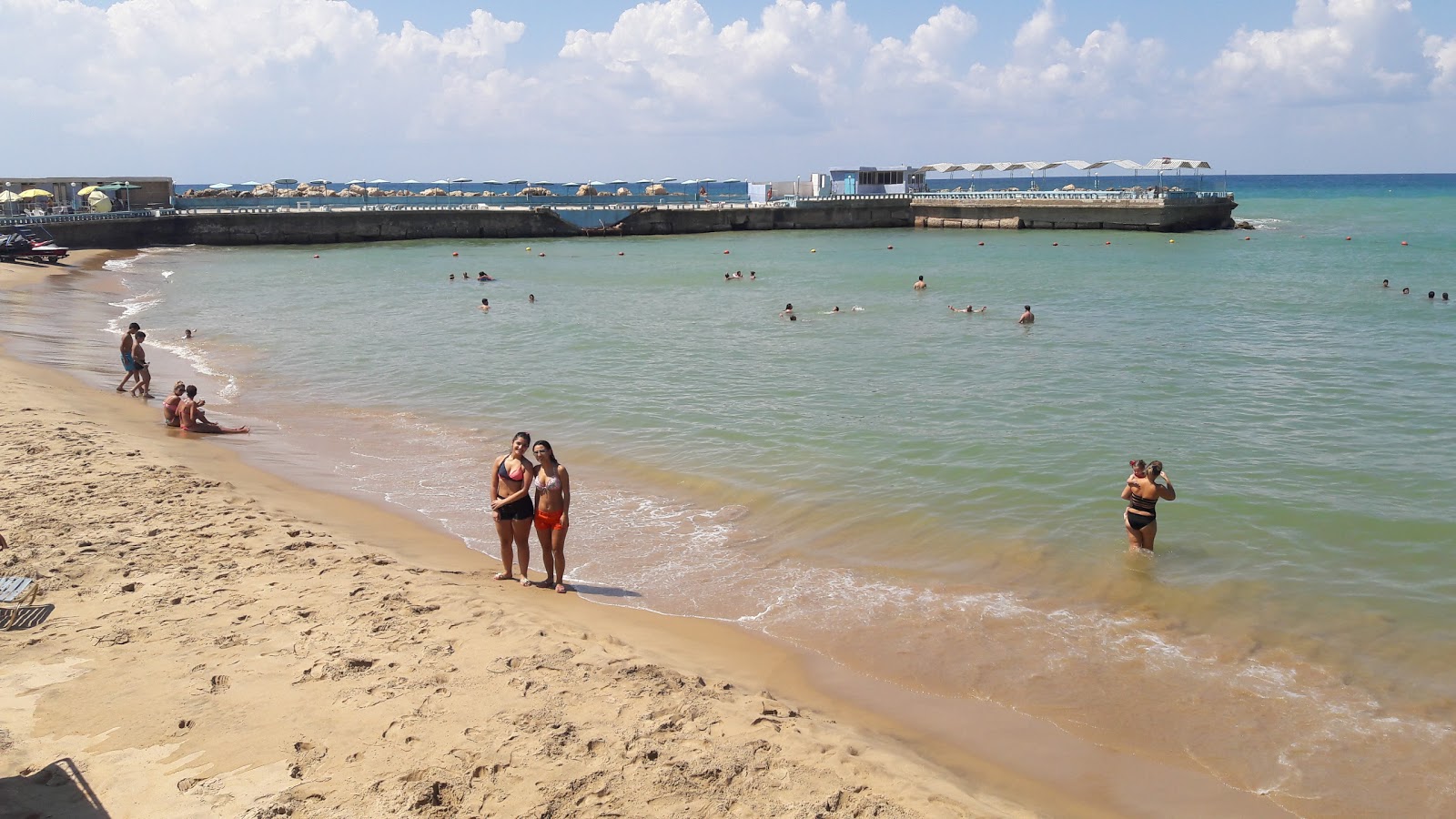 Φωτογραφία του Villamar Beach με φωτεινή λεπτή άμμο επιφάνεια