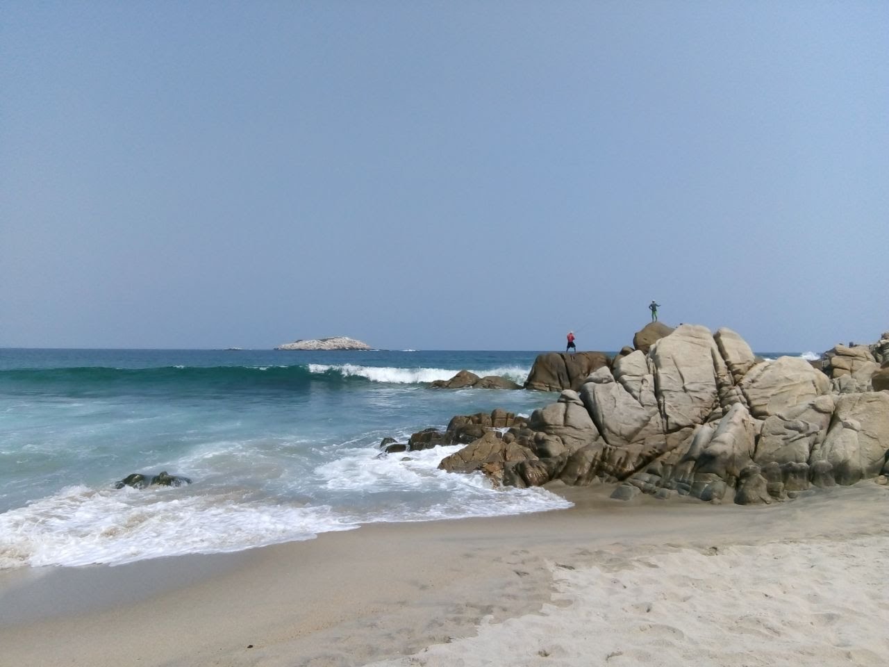 Foto di Playa Roca Blanca circondato da montagne