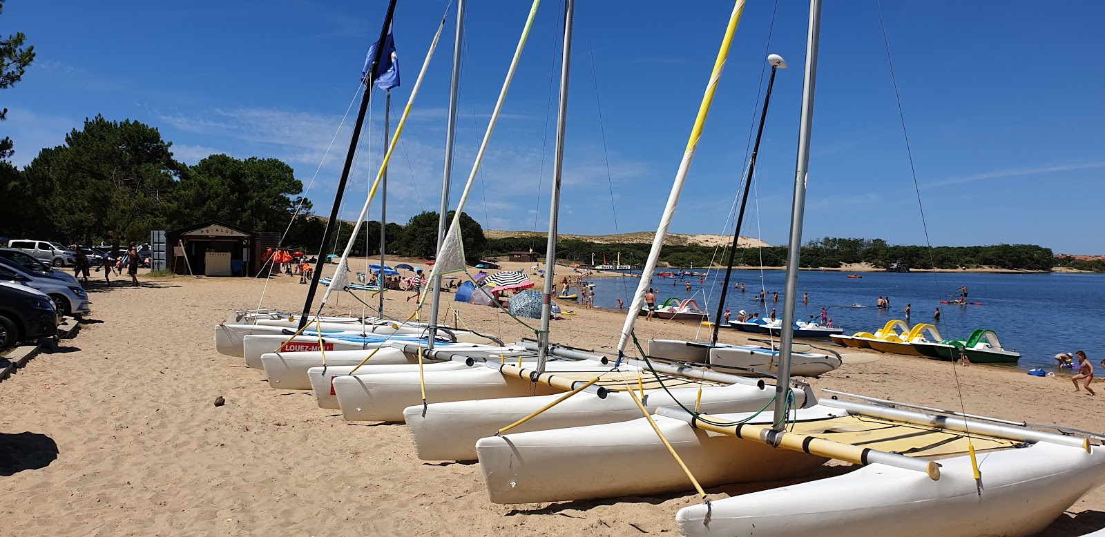 Fotografie cu Plage du Lac cu o suprafață de apă verde