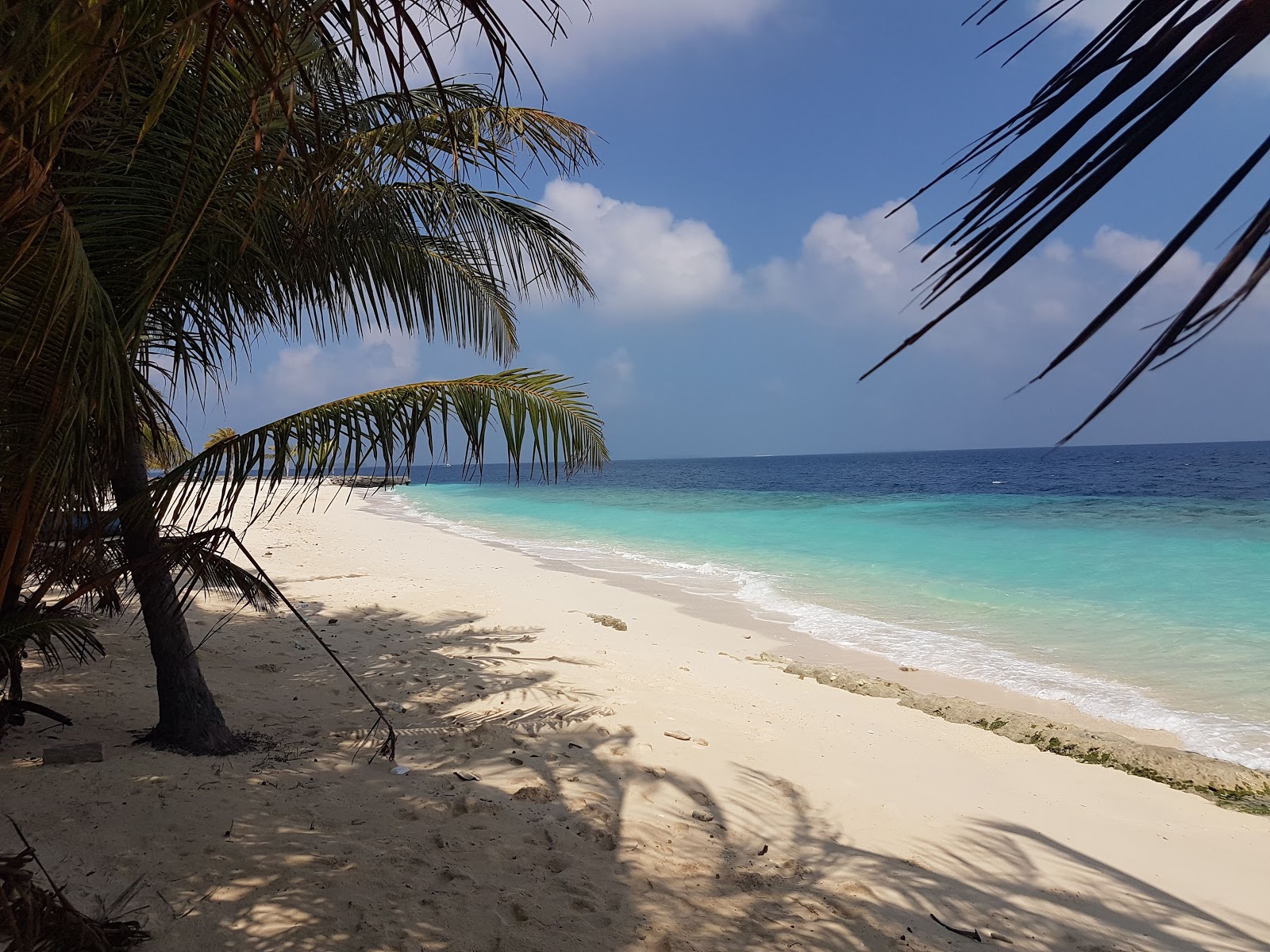 Foto av Kendhoo Beach och bosättningen