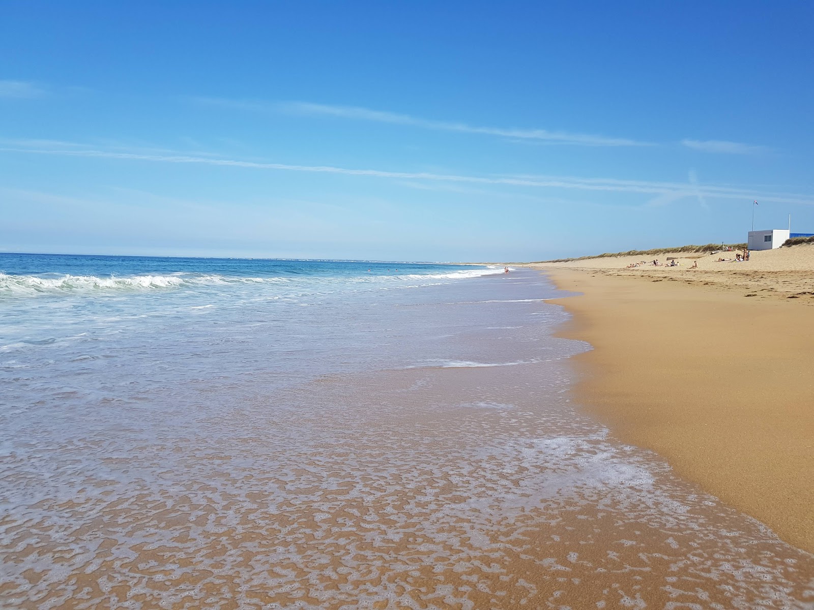 Foto di Plage De Kervegan con una superficie del sabbia luminosa