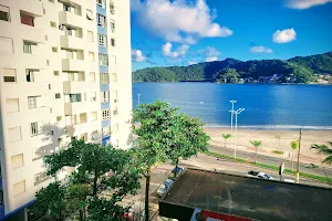 Apartamento para Aluguel de temporada em São Vicente | kitnet em frente a Praia image