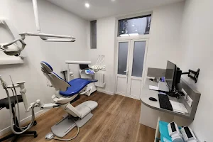Centre Dentaire et Orthodontie Levallois Carnot - Dentiste Levallois - Invisalign - Implant dentaire image