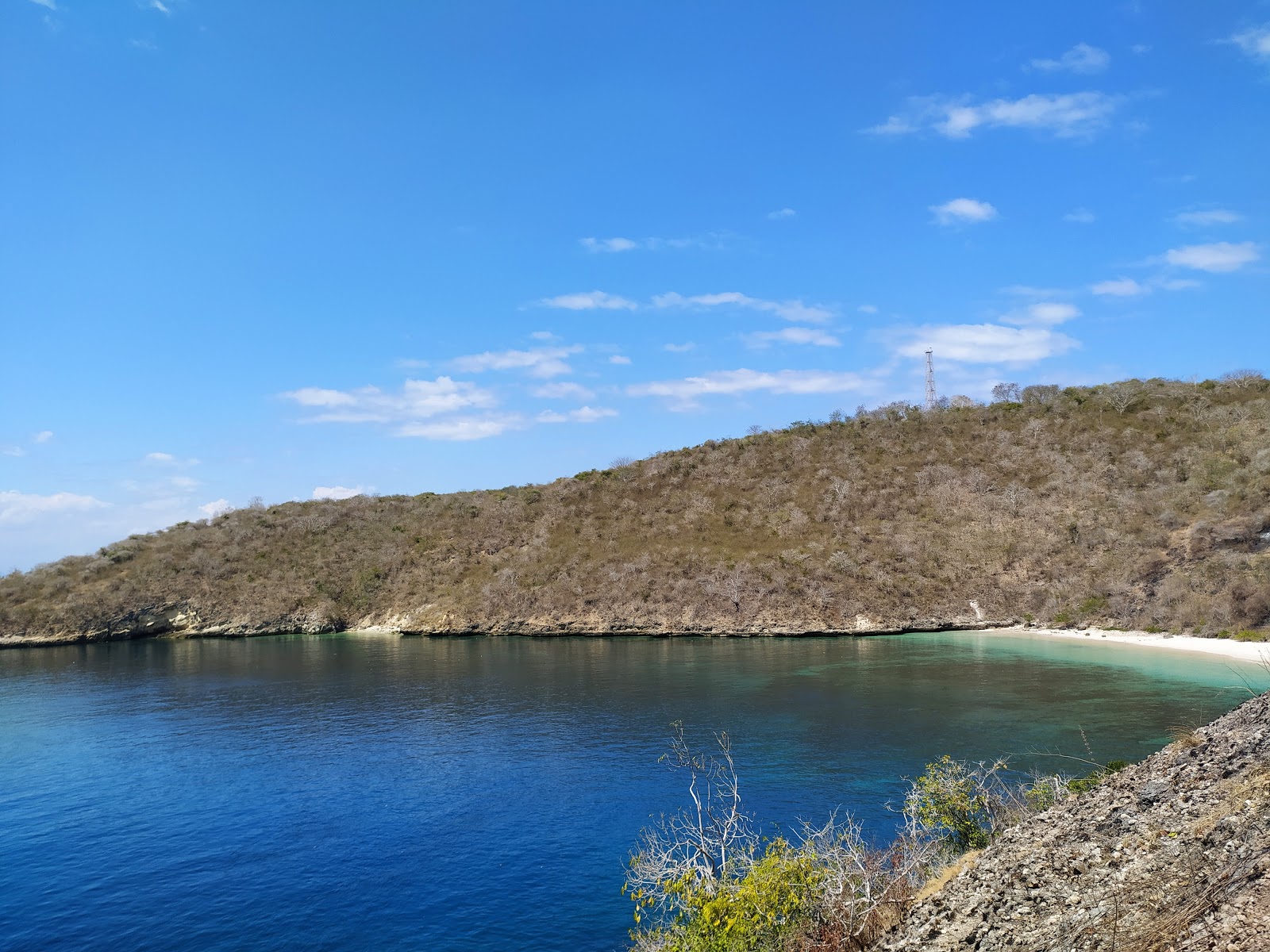 Foto av Semangkok Beach omgiven av klippor