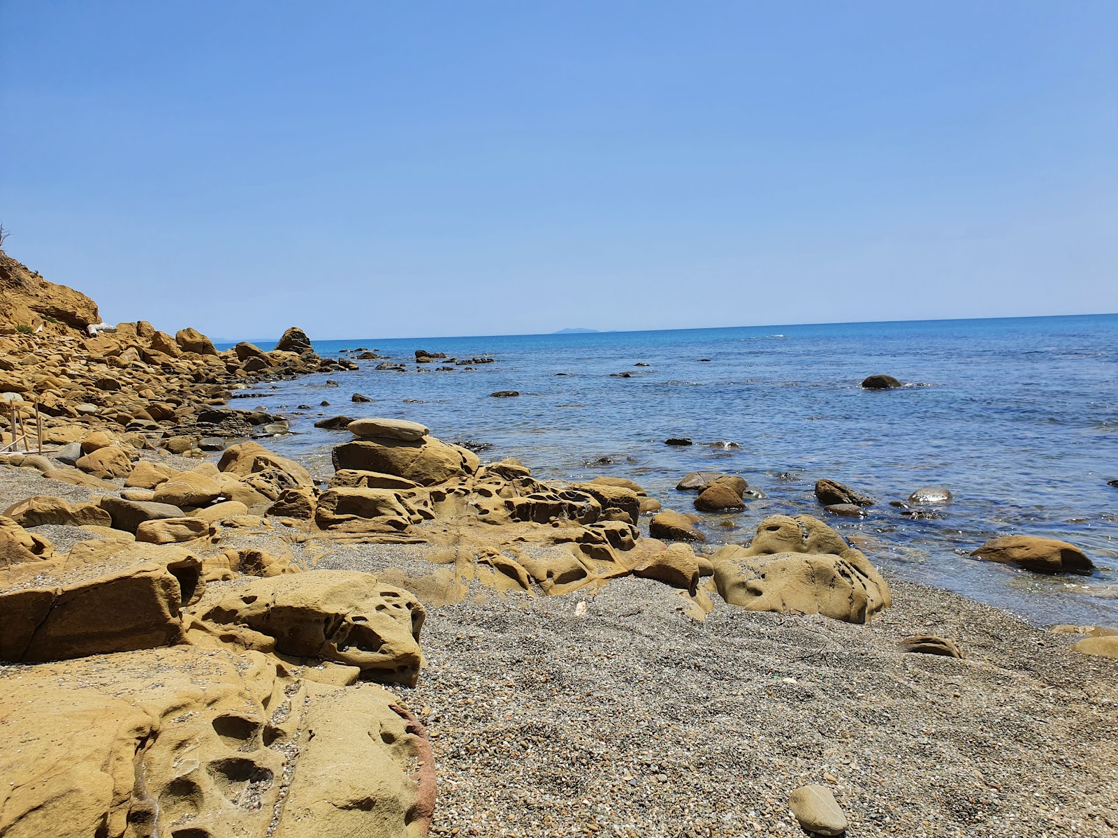 Cala Tartana'in fotoğrafı dağlarla çevrili