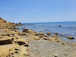 Cala Tartana'in fotoğrafı dağlarla çevrili