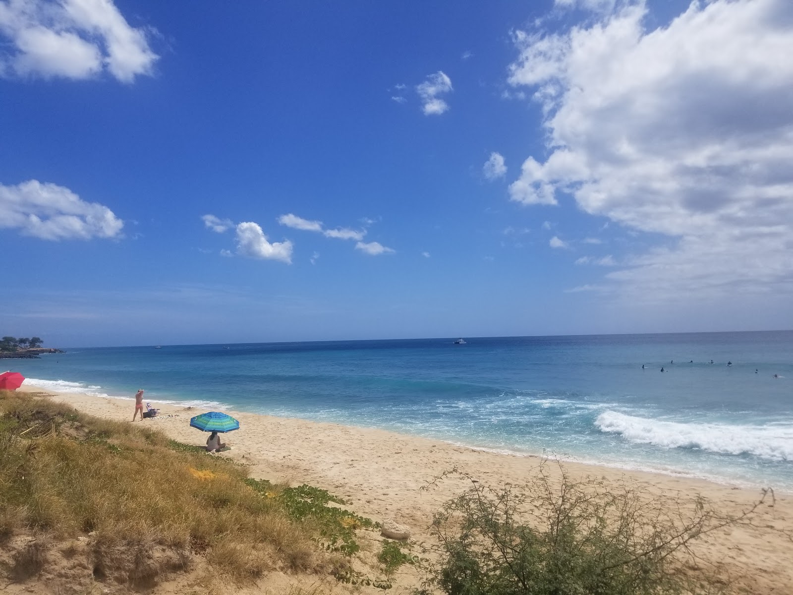Electric beach'in fotoğrafı uçurumlarla desteklenmiş