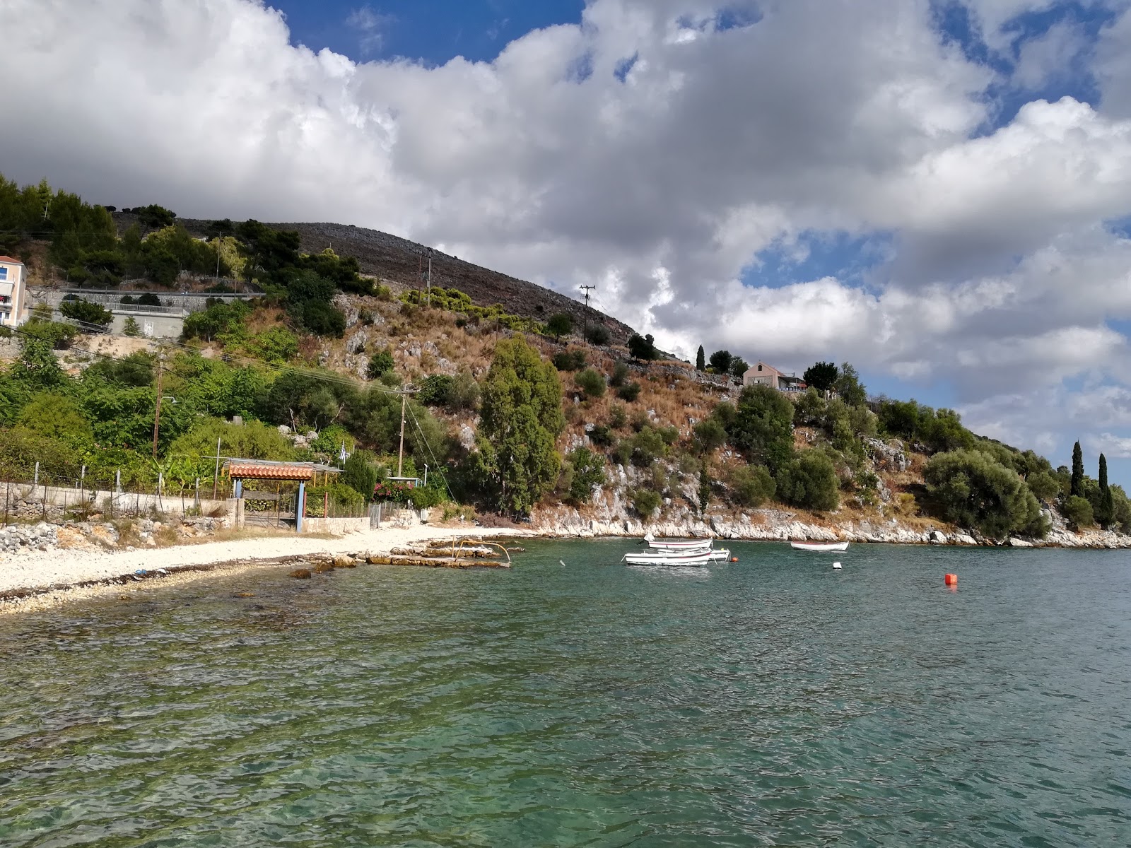 Valokuva Agios Konstantinosista. pinnalla vihreä puhdas vesi:n kanssa