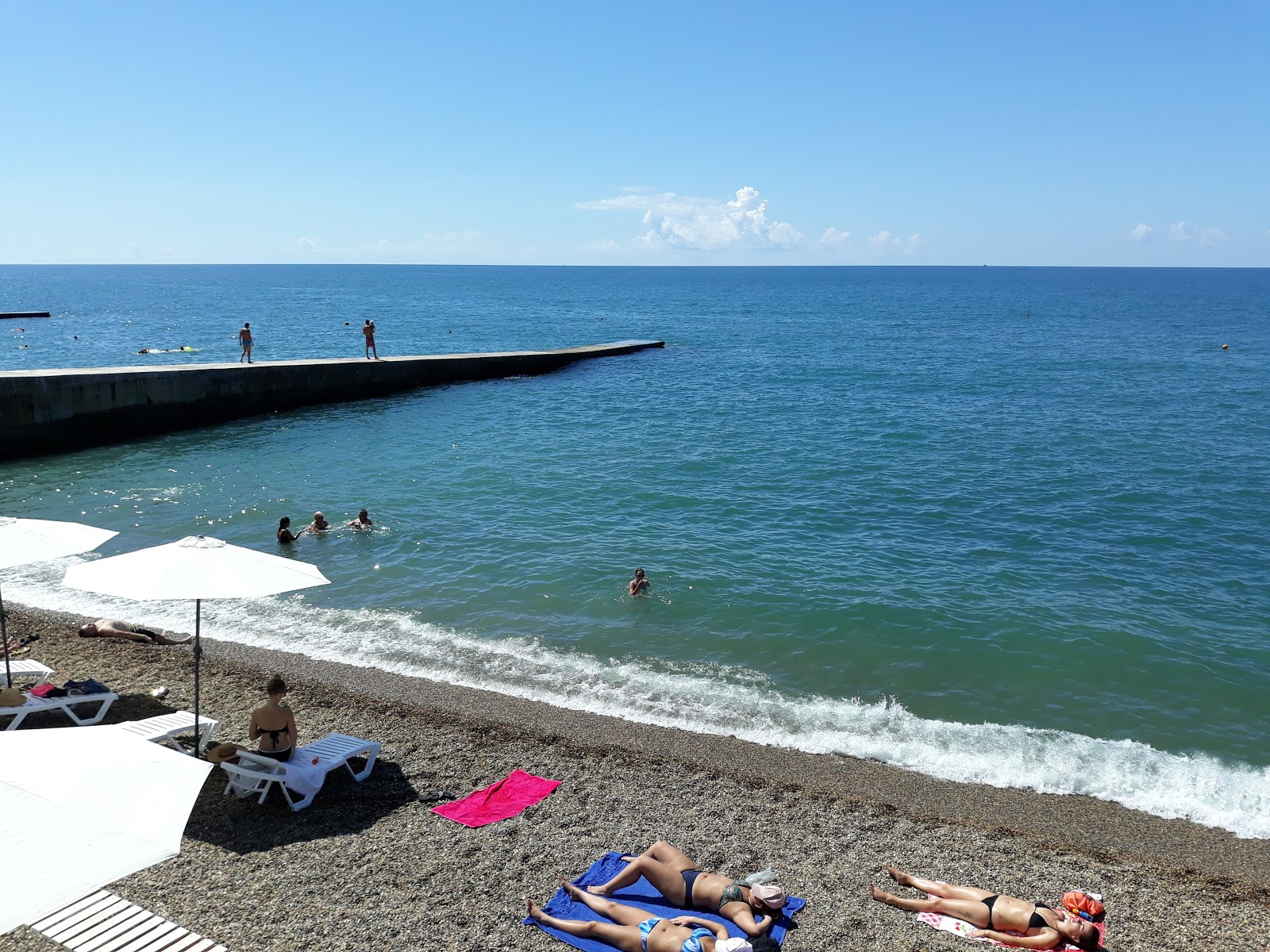 Metallurg beach'in fotoğrafı orta koylar ile birlikte