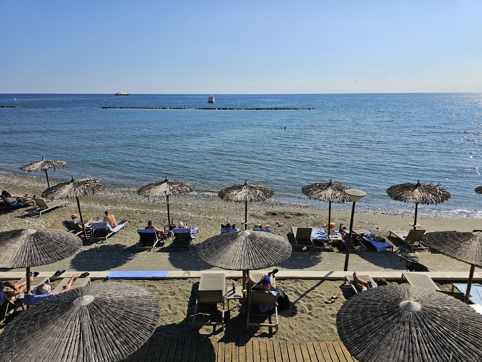 Foto di Amathus Beach con una superficie del sabbia grigia