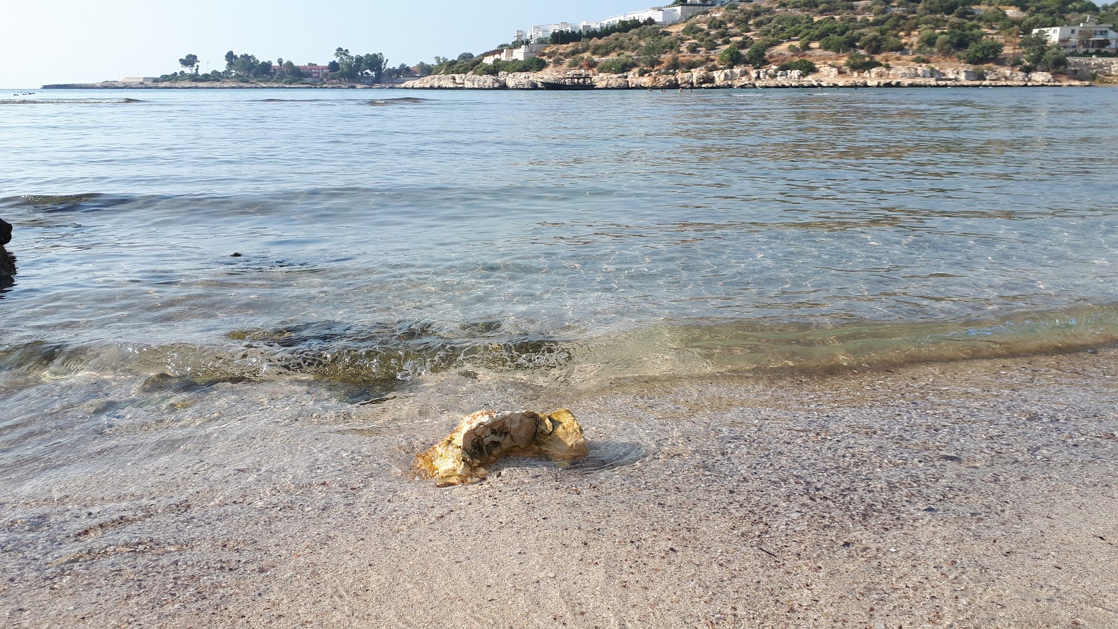 Foto van Akkum beach ondersteund door kliffen