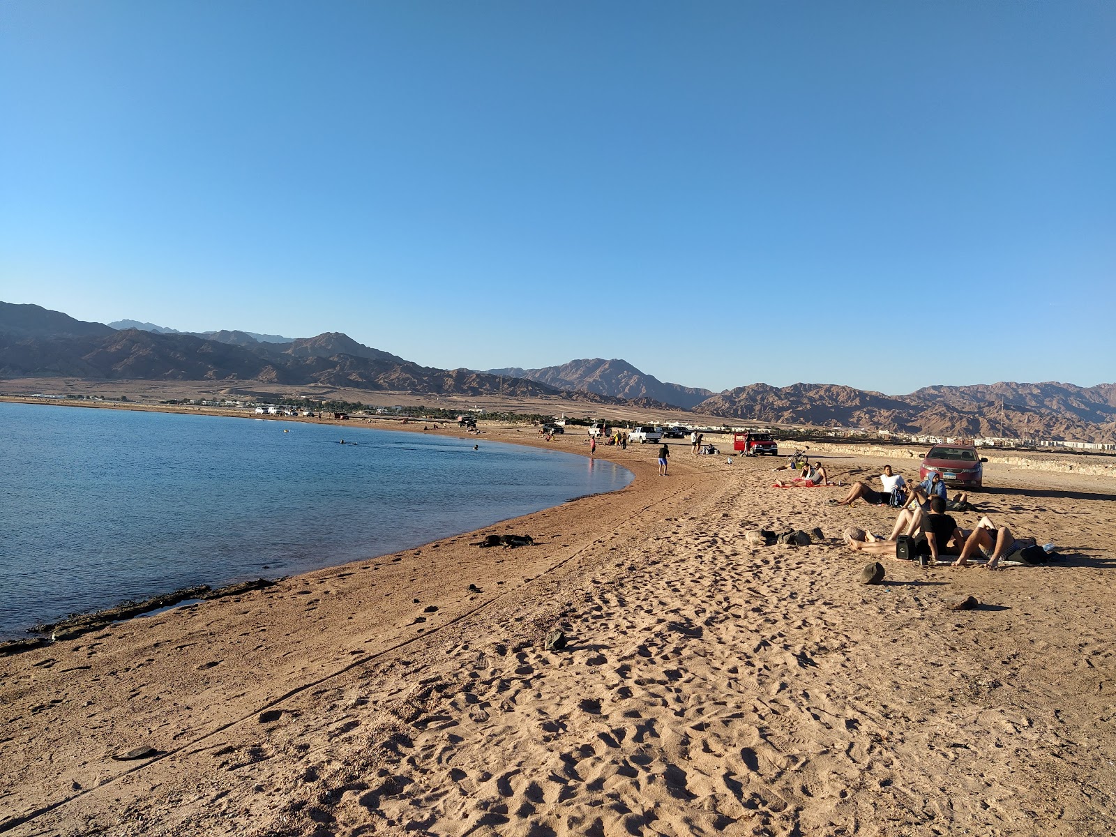 Dahab Lagoon beach II的照片 带有碧绿色水表面