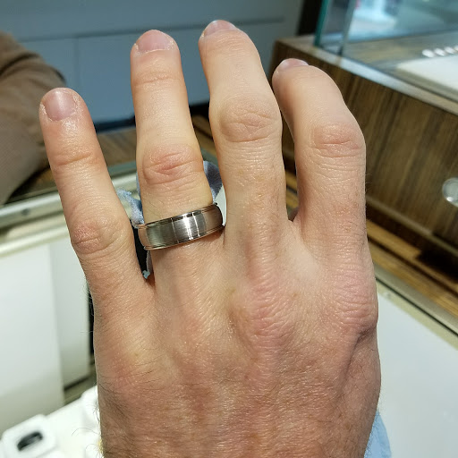 Jewelry Store «Helzberg Diamonds», reviews and photos, 400 Nichols Rd, Kansas City, MO 64112, USA