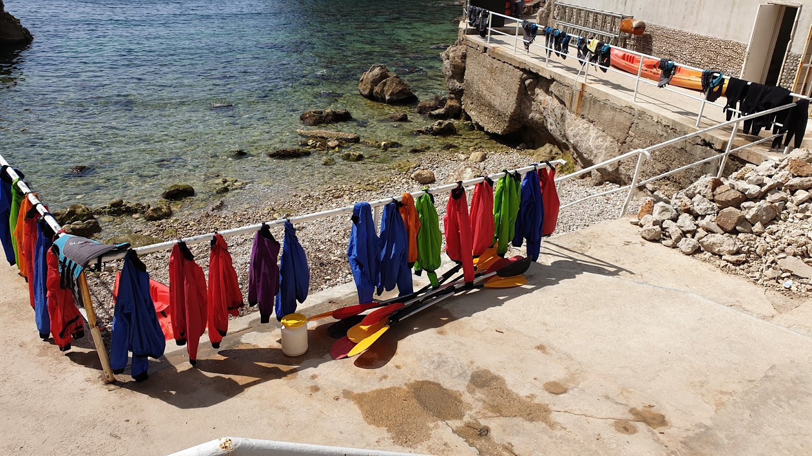 Sulic beach'in fotoğrafı uçurumlarla desteklenmiş