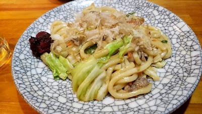 となり