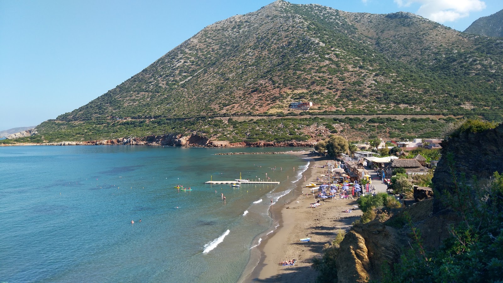 Fotografija Livadi Beach z prostorni večplastni zalivi