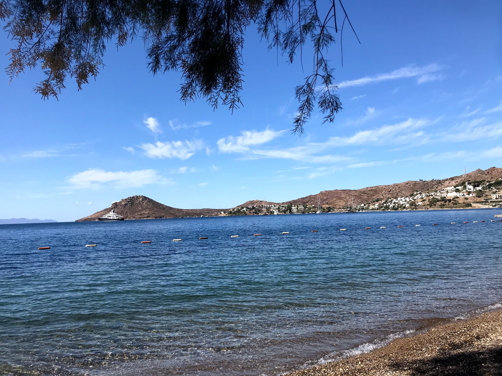 Fotografie cu Yalikavak Beach cu o suprafață de pietricel gri fin