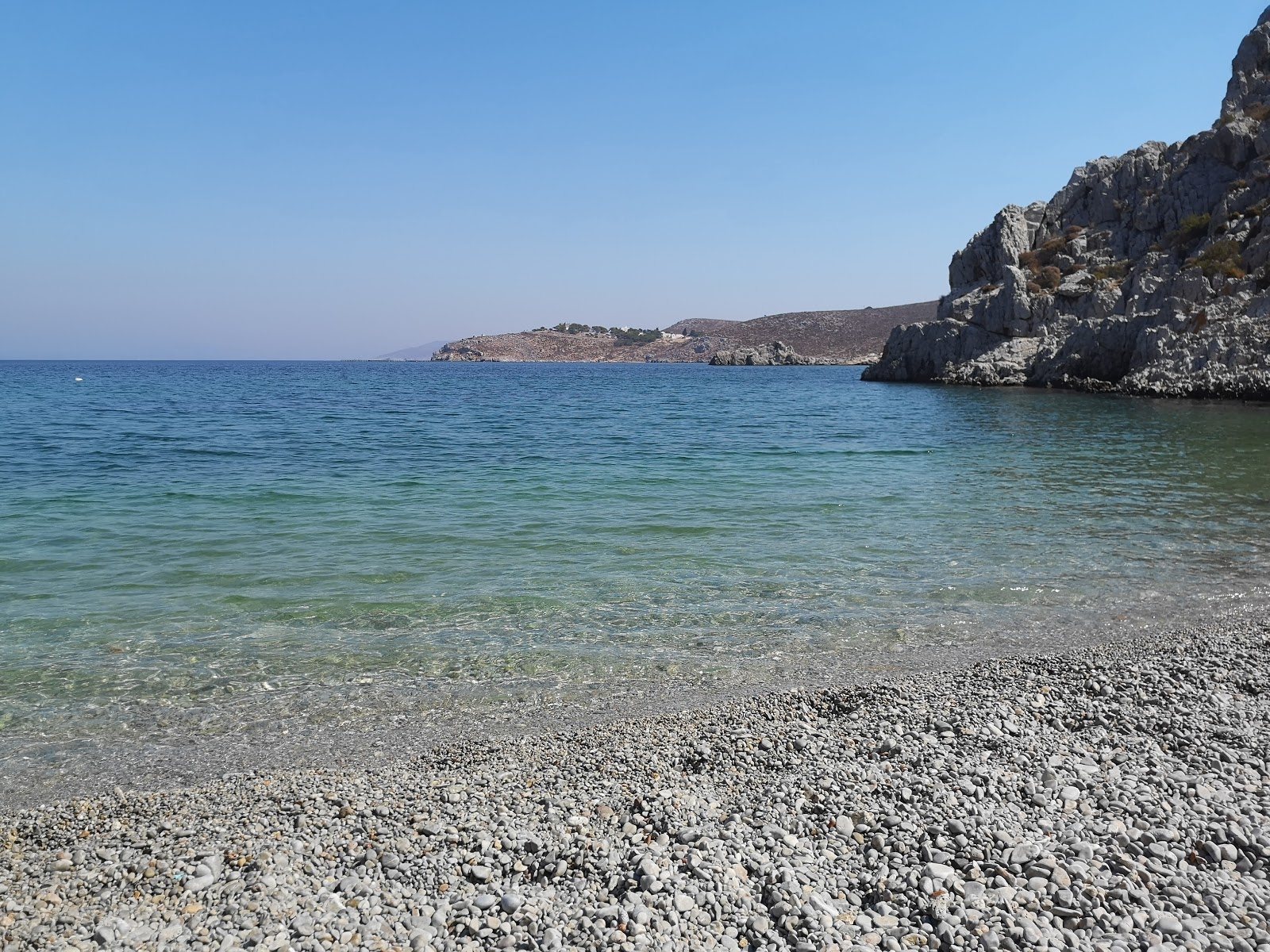 Foto di Akti sorretto da scogliere