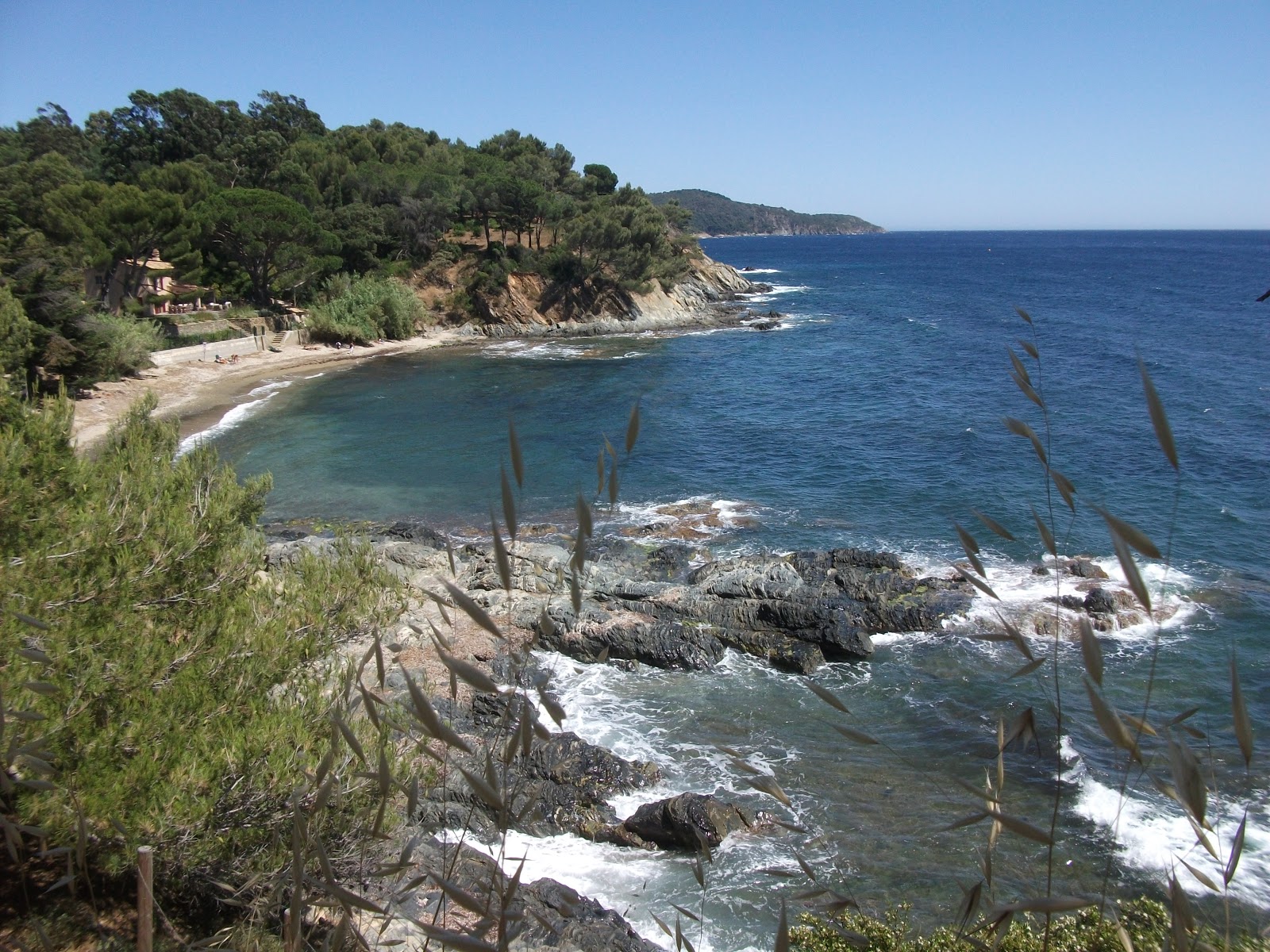 Foto von Plage du Vergeron umgeben von Bergen