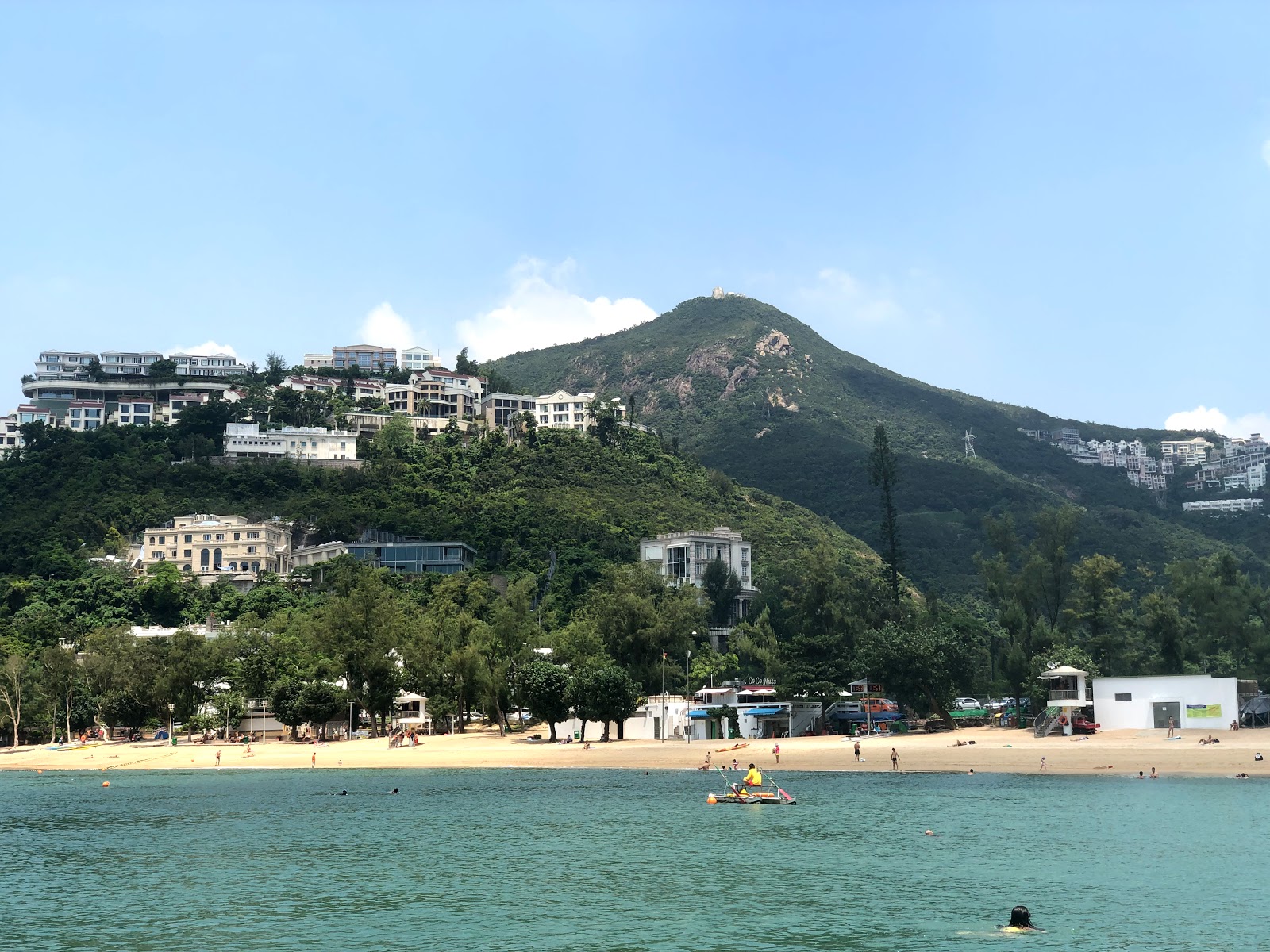 Foto von Deep Water Bay Beach und die siedlung