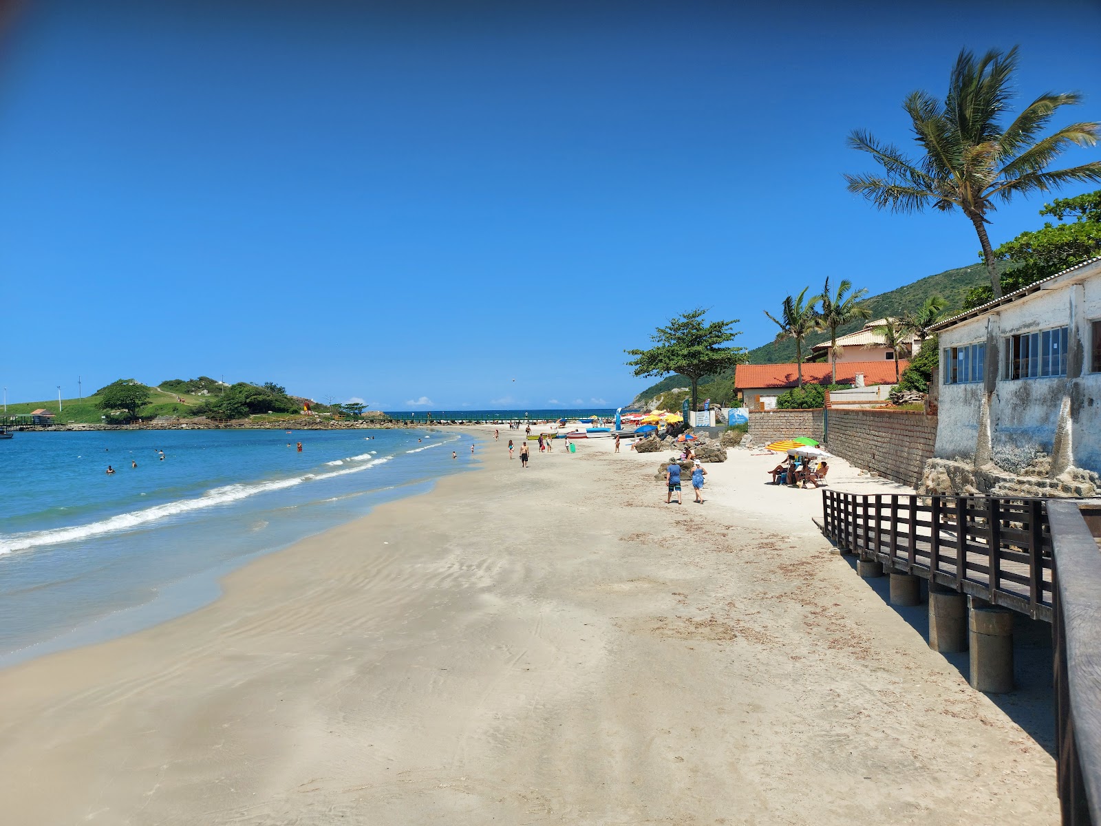 Foto de Praia da Armação com água cristalina superfície