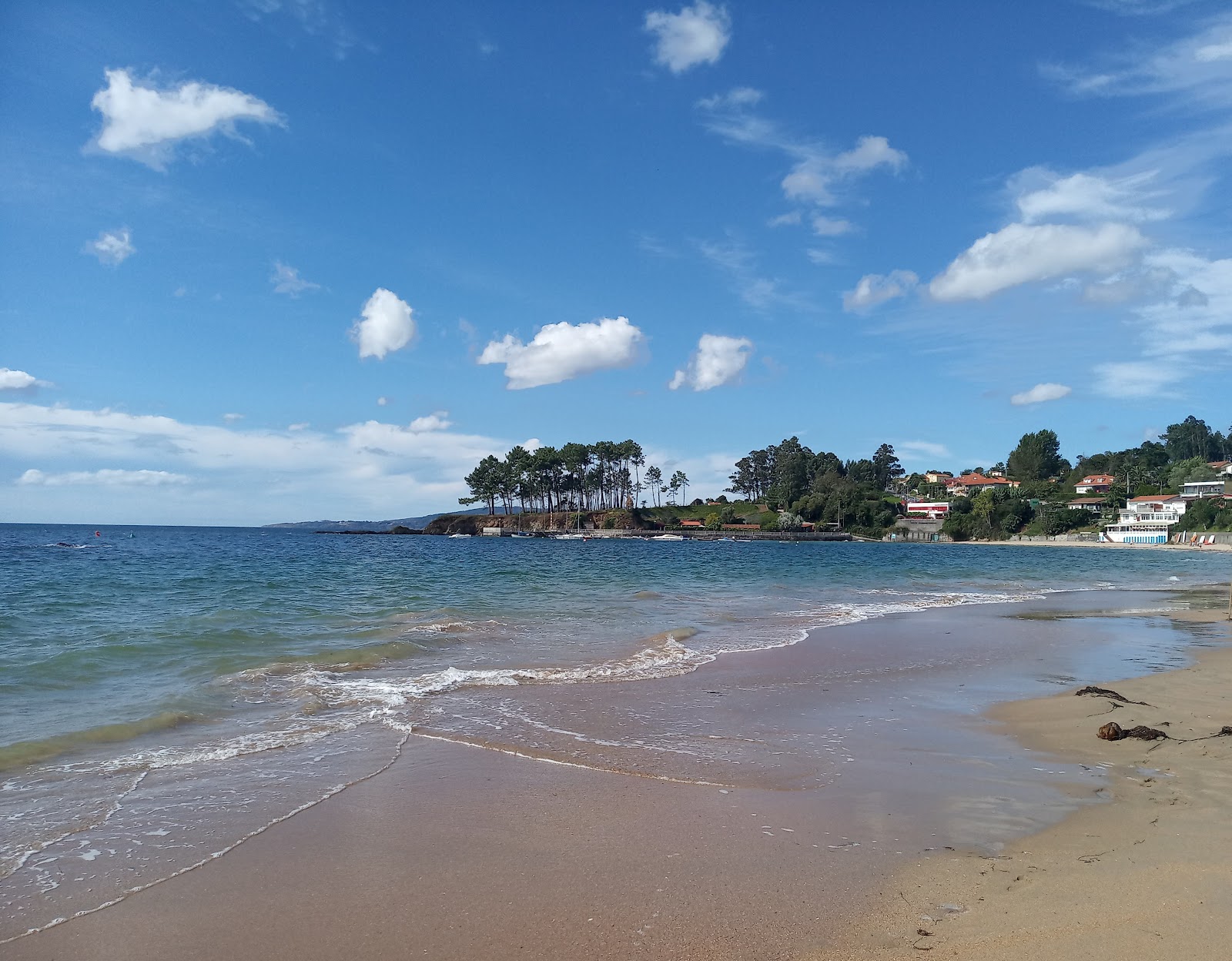 Foto de Praia de Perbes con parcialmente limpio nivel de limpieza