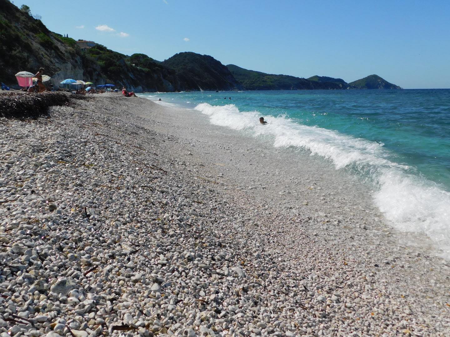 Capo Bianco Plajı'in fotoğrafı uçurumlarla desteklenmiş