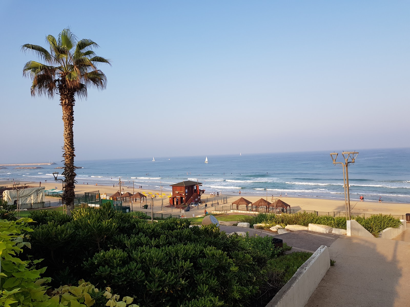 Fotografie cu Herzliya beach cu o suprafață de nisip fin strălucitor