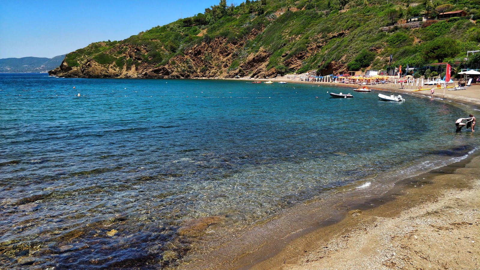 Photo de Plage d'Innamorata avec l'eau cristalline de surface