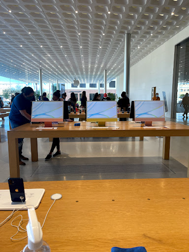 Computer Store «Apple Biltmore», reviews and photos, 2502 E Camelback Rd, Phoenix, AZ 85016, USA