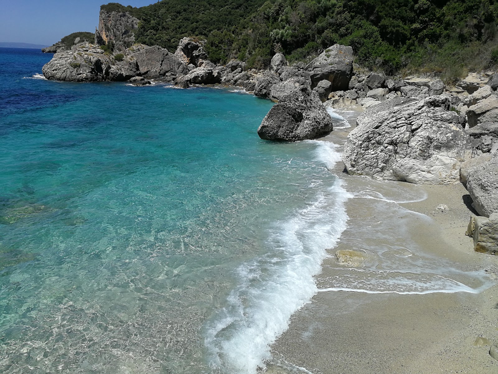 Foto van Spartila beach met beige schelpenzand oppervlakte