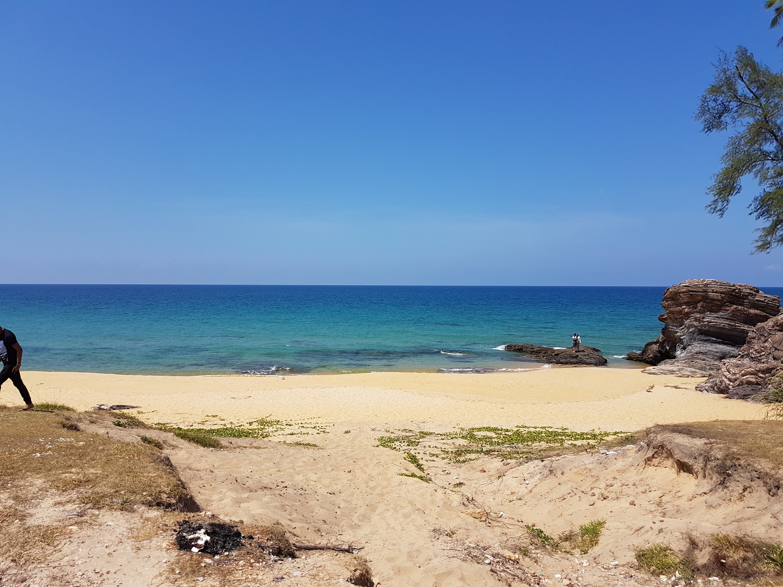 Photo de Batu Pelanduk Beach avec sable lumineux de surface