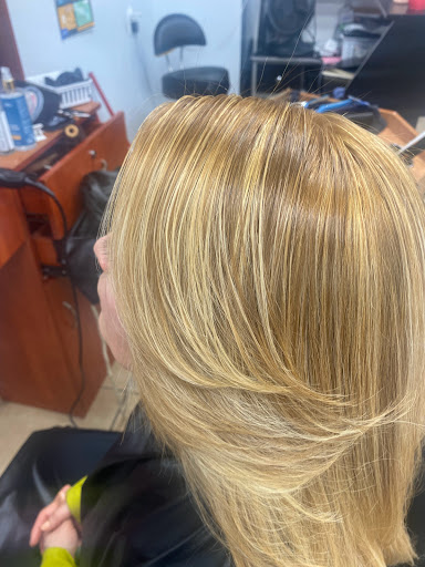 Beauty Salon «Julia Dominican Hair Salon», reviews and photos, 718 Reisterstown Rd, Pikesville, MD 21208, USA